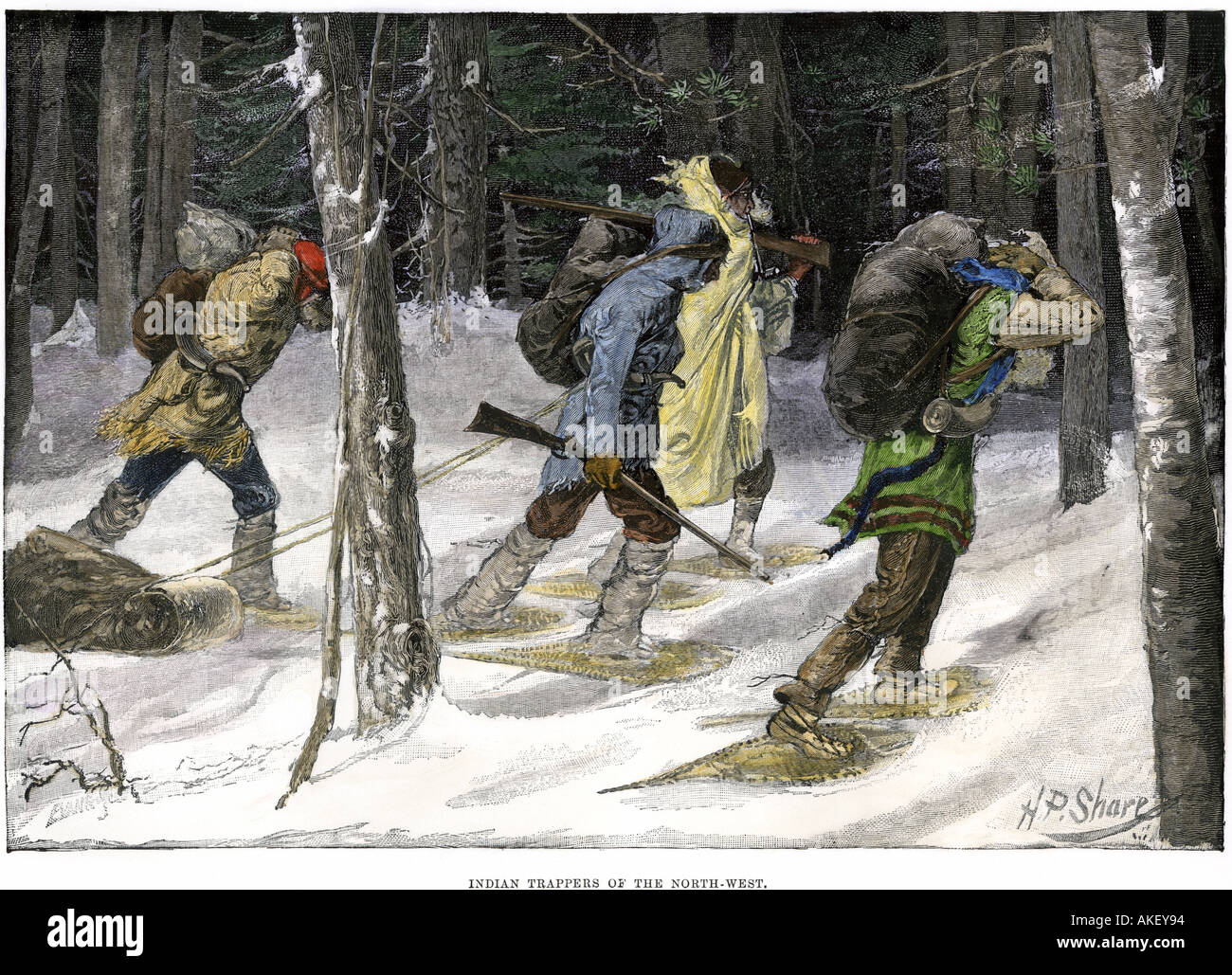 Gebürtige amerikanische Fallensteller tragen Pelze auf Schneeschuhen in einem Wald des Pazifischen Nordwestens Stockfoto