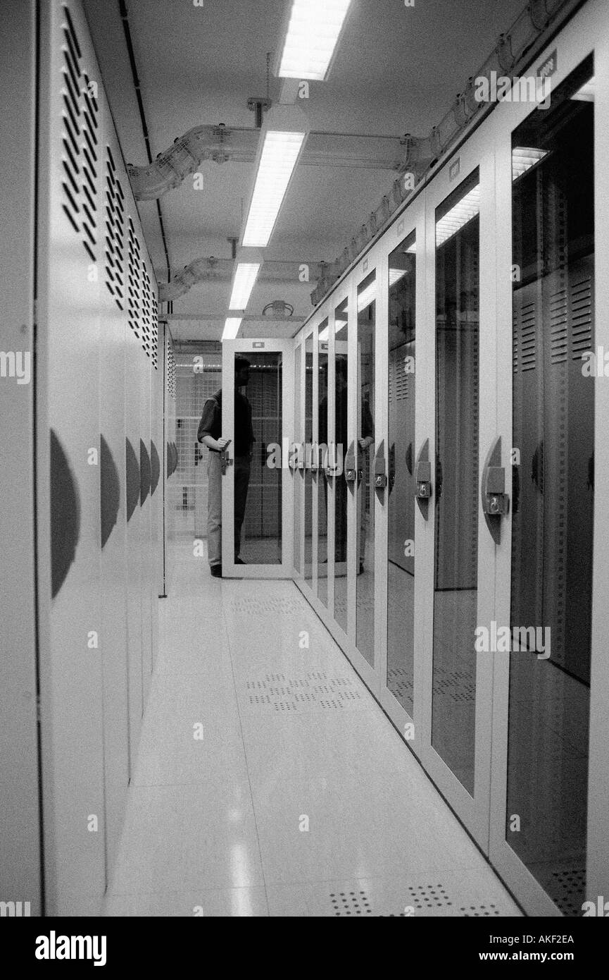 Mann in Hochsicherheits-Korridor Stockfoto