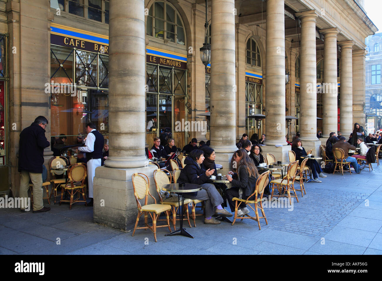 Frankreich Paris Palais Royal Cafe Le Nemours Menschen Stockfoto