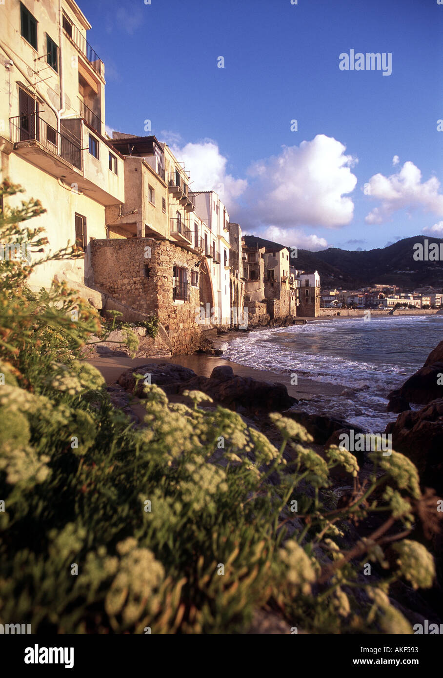 Küsten Blick auf die Stadt Cefalu Stockfoto