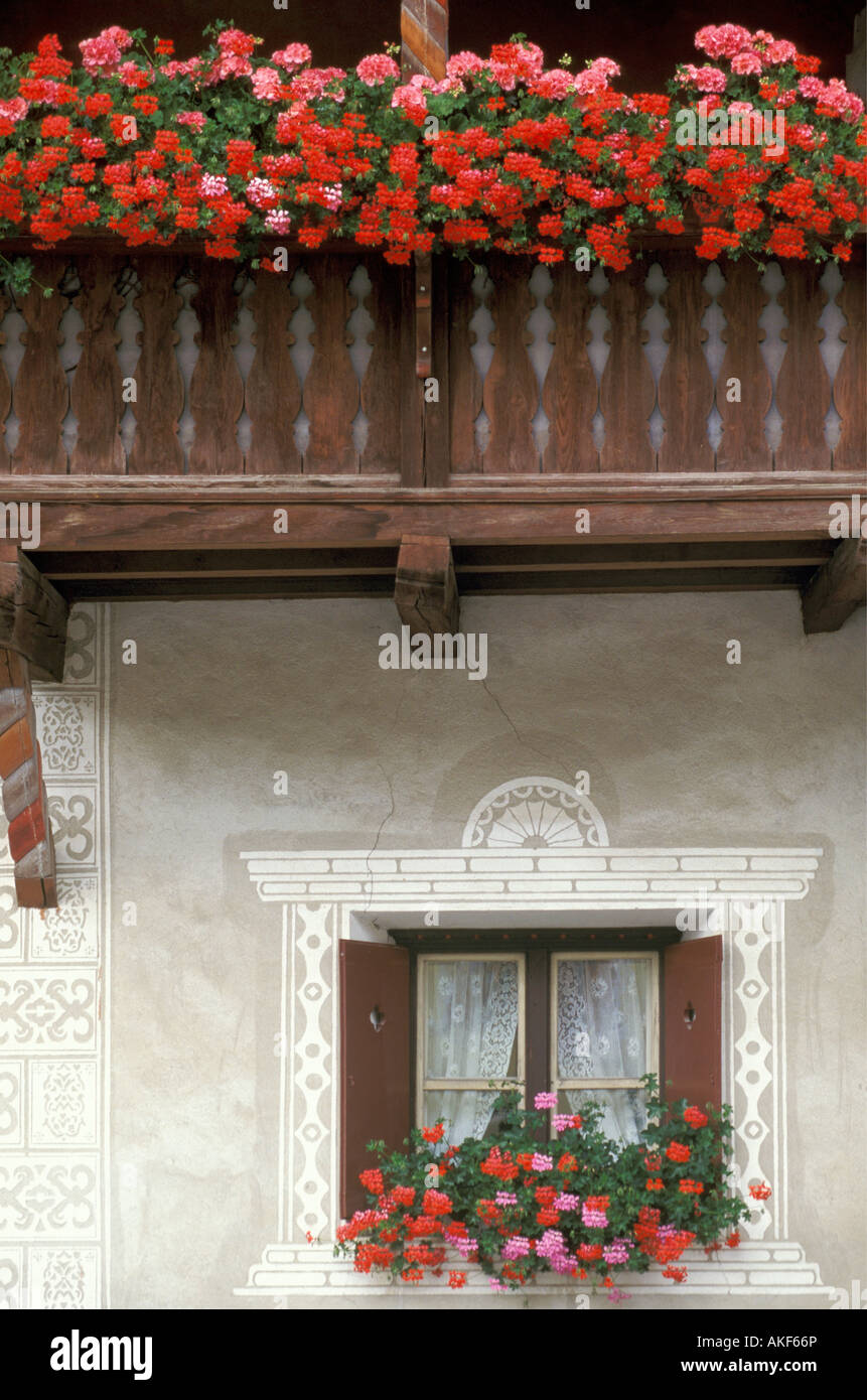 Fenster und Balkon mit Geranien Blumen, Scuol, Schweiz Stockfotografie -  Alamy
