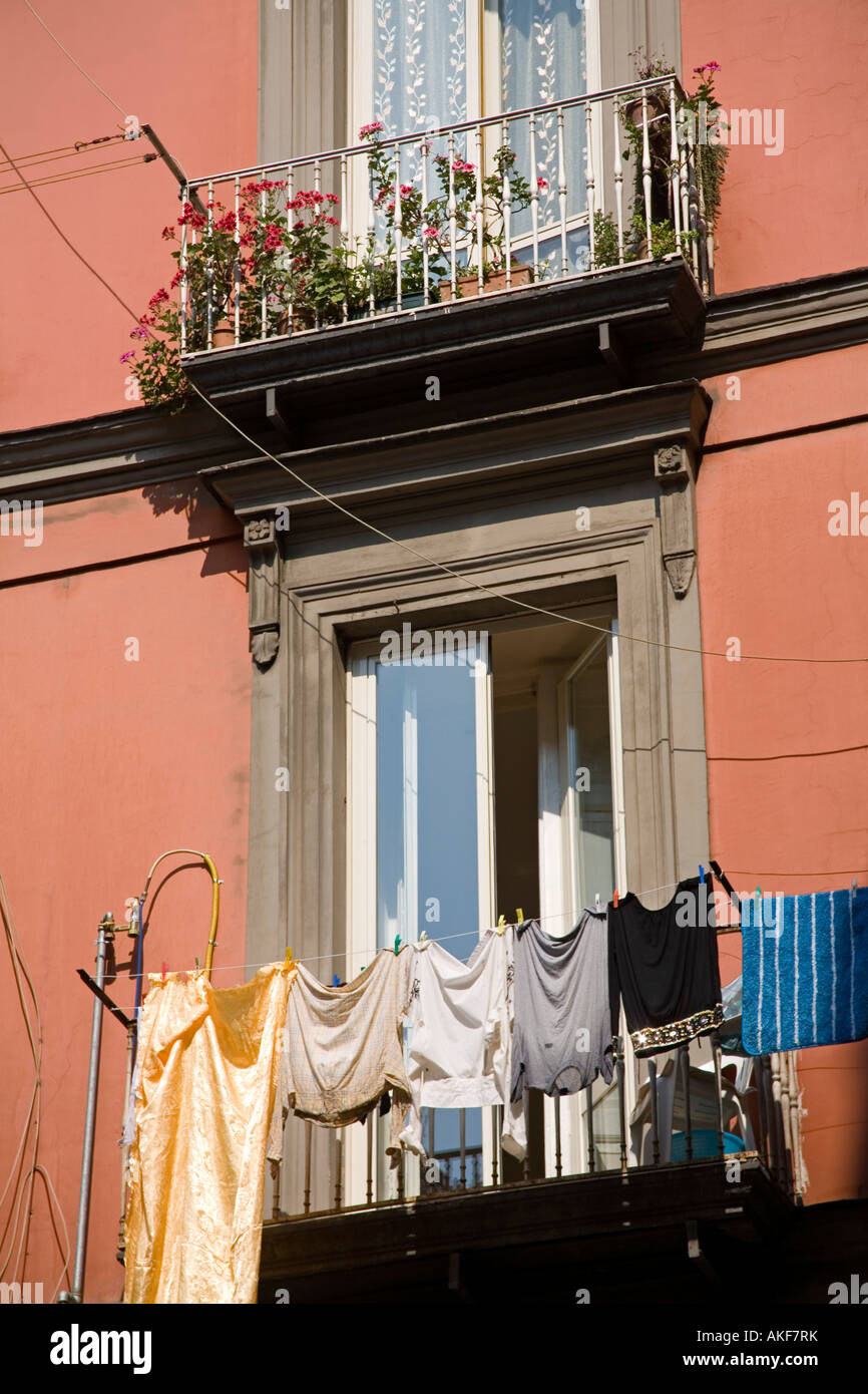Wäsche trocknen auf dem Balkon, Via Della Stella, Neapel, Italien  Stockfotografie - Alamy