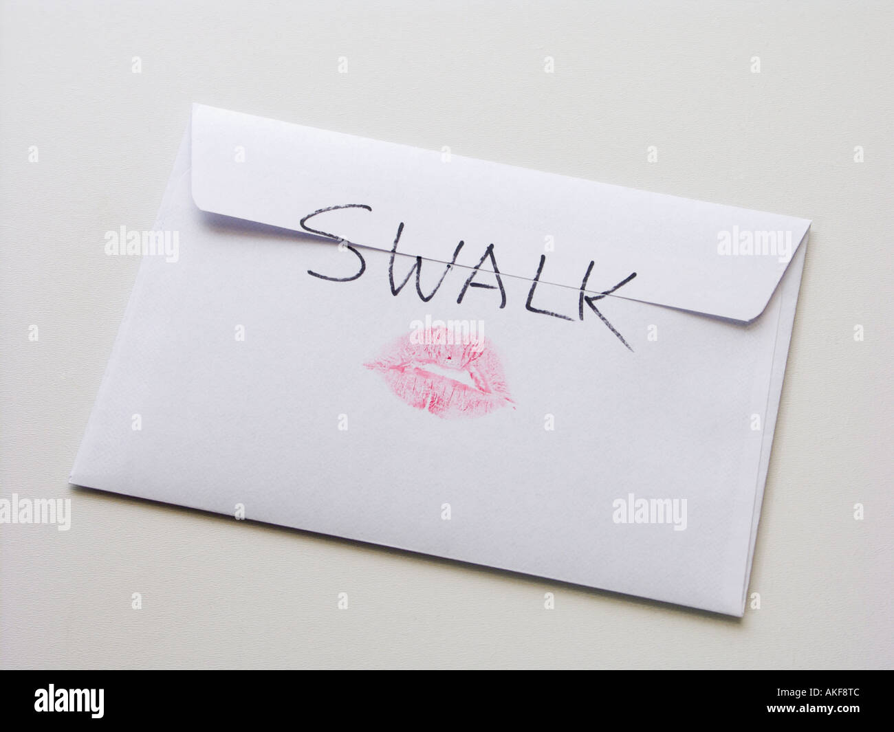 Ein Umschlag mit SWALK versiegelt mit ein liebevoller Kuss auf der Rückseite und ein paar rosige Lippen Stockfoto