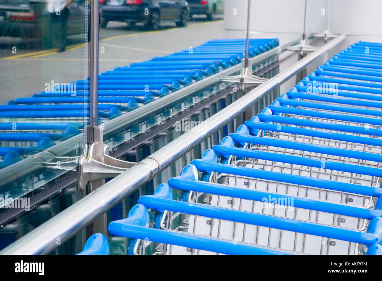 Gepäckwagen in Folge an einem Flughafen Stockfoto