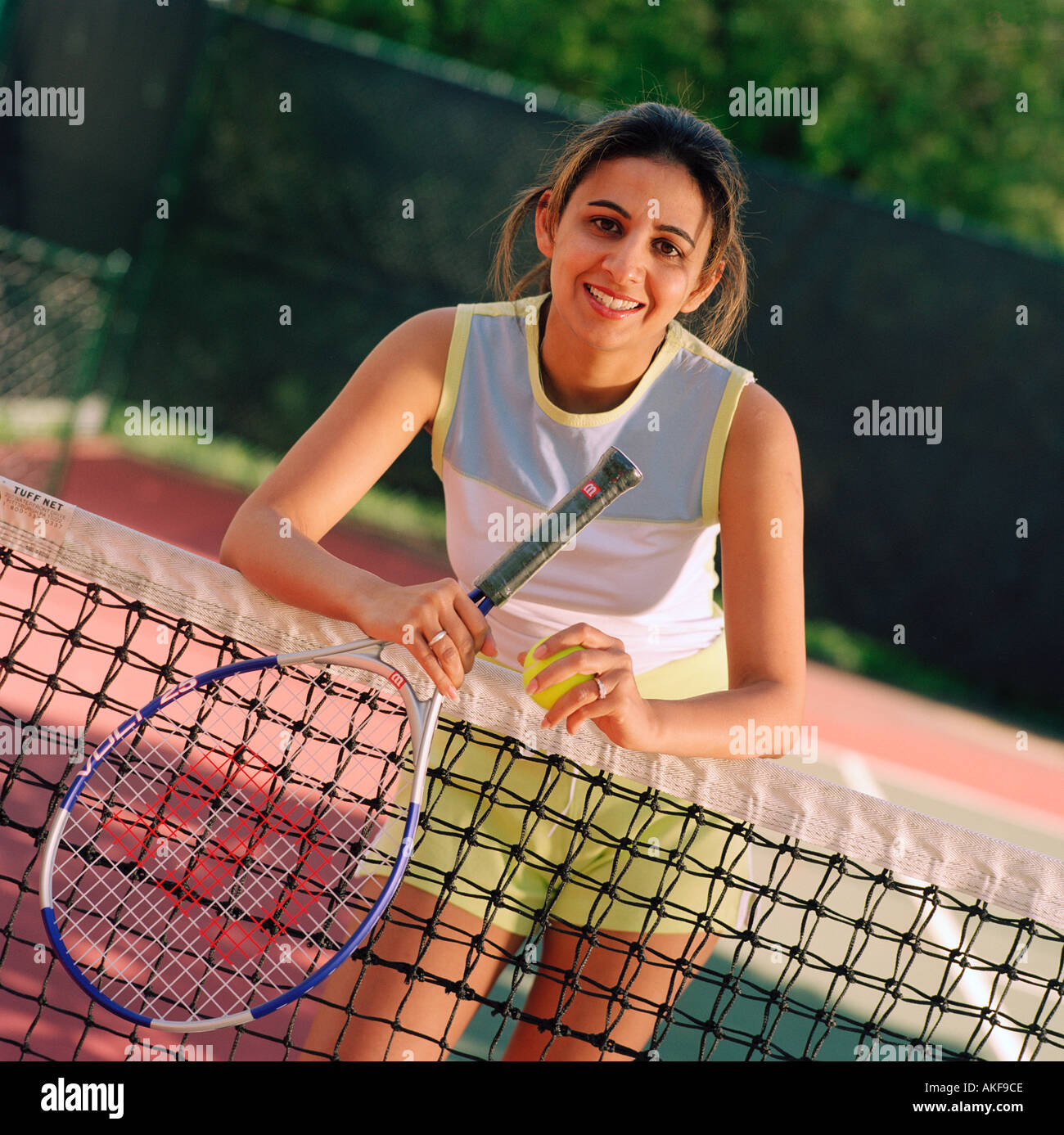 Tennisspieler, stützte sich auf Netz Stockfoto Tennisspieler, stützte sich auf Netz Stockfoto