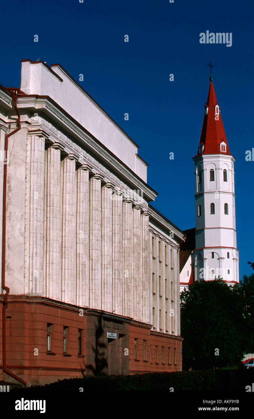 Osteuropa, Litauen, Siauliai, Valstybine Kolegija (State College) Und Turm Kathedrale der hl. Apostel Peter Und Paulus (1595-162 Stockfoto