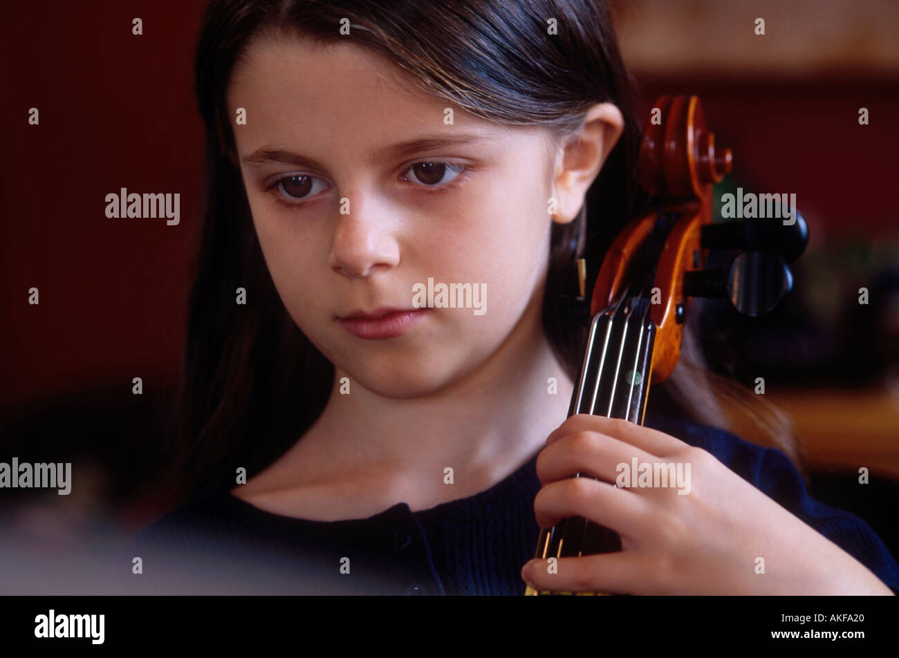 Schüler spielen cello Stockfoto