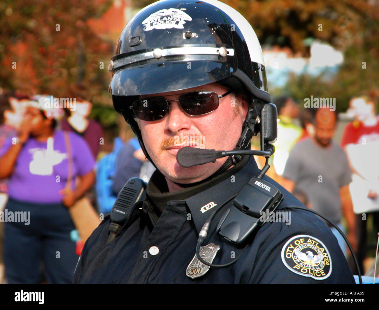 Real Motorrad Polizei Officer Gesicht mit Funkhelm, im Dienst bei Atlanta Gay Pride Parade in Georgia mit Sonnenbrille und Schnurrbart Stockfoto
