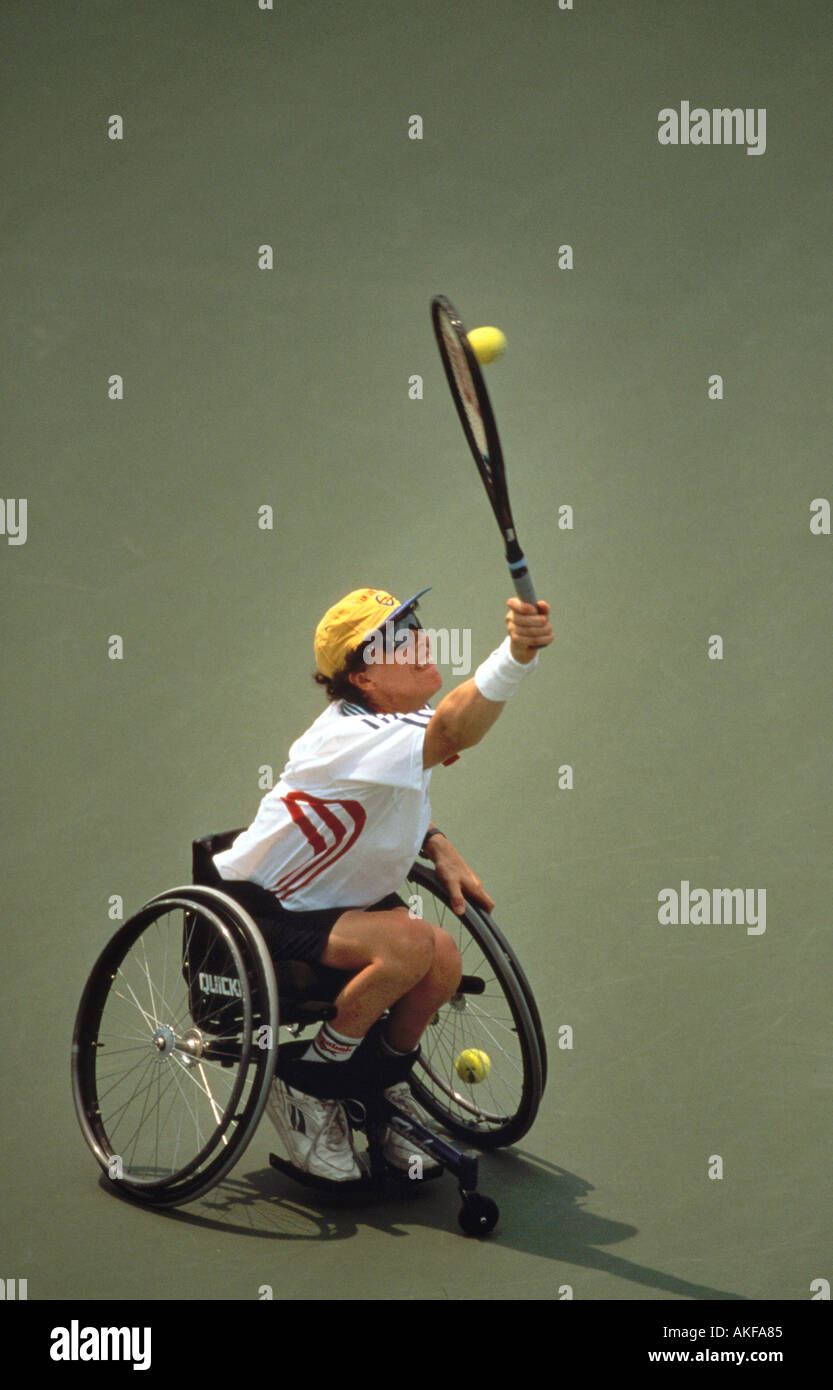 Weibliche Frau Erwachsener Tennis Special Olympian während der Spiele 1996 in Atlanta Tennisspielerin, die von ihrem speziellen Rollstuhl bedient wird Stockfoto