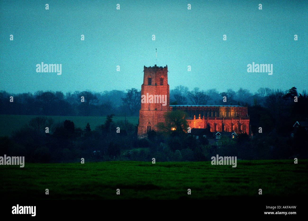 KIRCHE VON BLYTHBURGH BEI ABENDDÄMMERUNG SUFFOLK UK 2007 Stockfoto