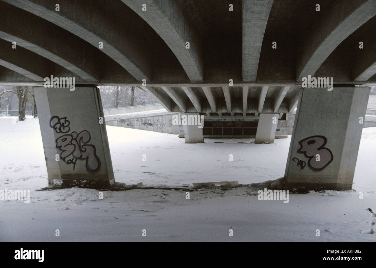 Graffittied Brücke Stockfoto