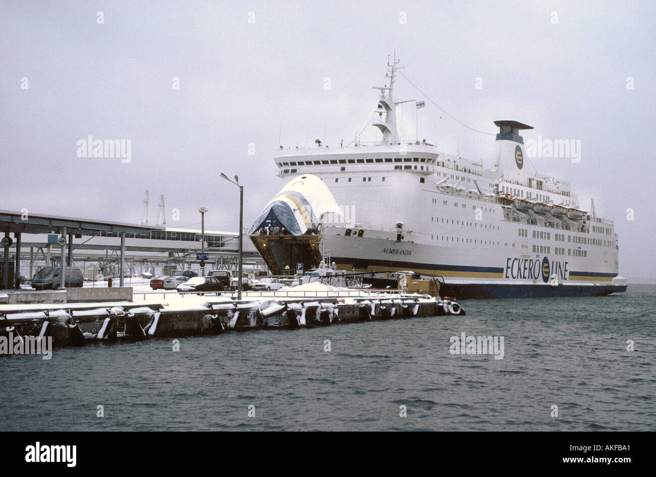 Eine Fähre laden am Hafen von Tallinn in Estland Stockfoto