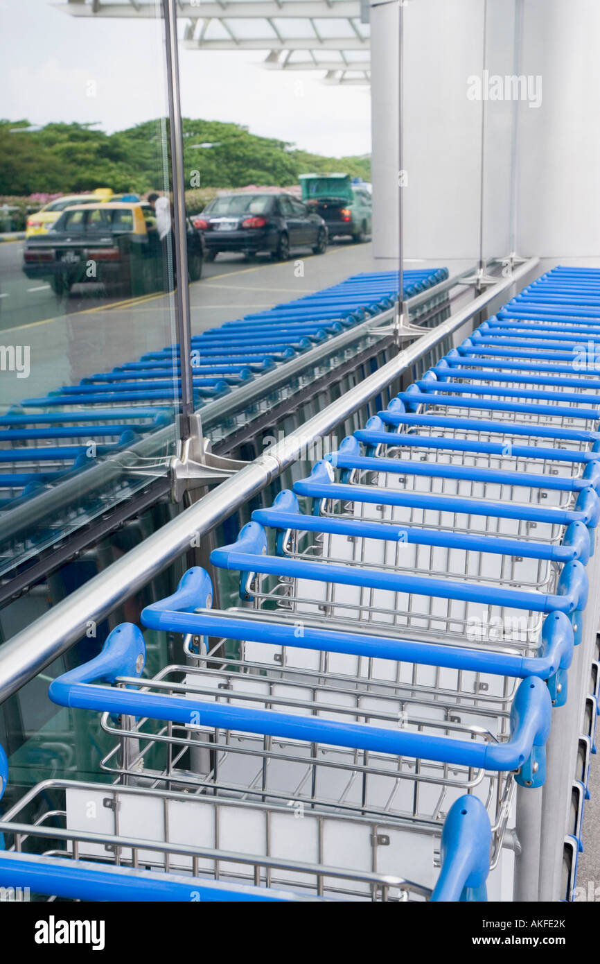Gepäckwagen in Folge an einem Flughafen Stockfoto