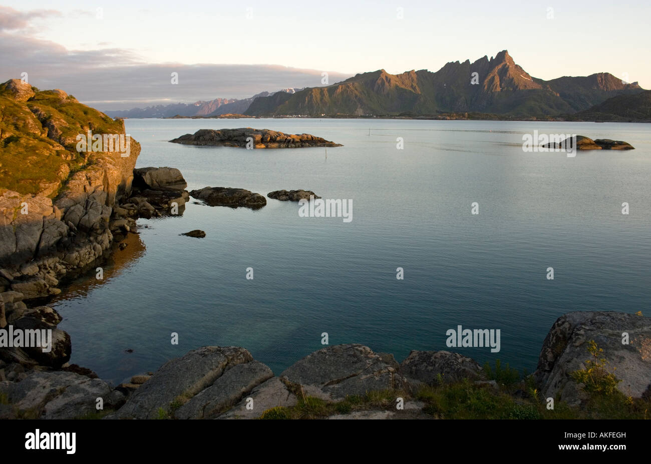 Die "Lofoten Mauer" von Bergen, gesehen (aus Süd-west) Mortsund in Vestvagoya in den Lofoten-Inseln der Arktis Norwegen Stockfoto