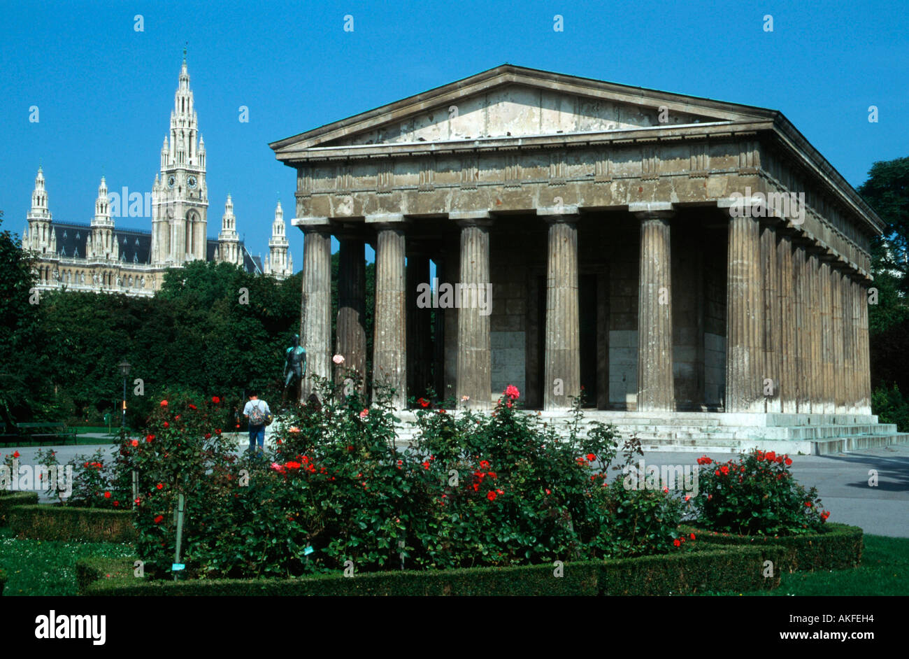 Wien 1, Volksgarten, Rathaus von Friedrich von Schmidt Und Theseustempel (1819 Bis 1823 Nach Entwürfen von Peter von Nobile) Stockfoto