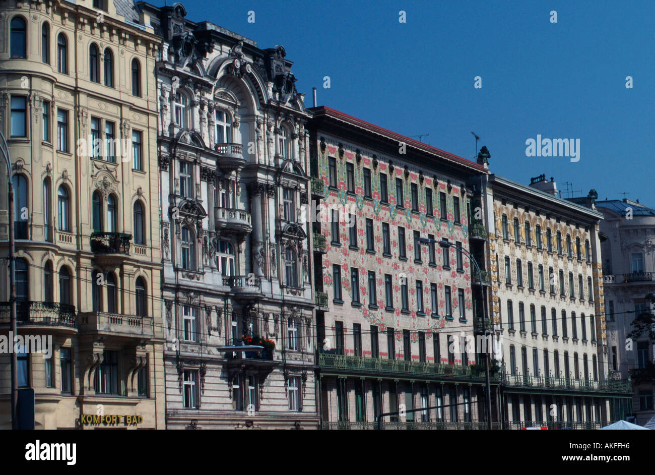 Wien VI., Linke Wienzeile, Wohnhäuser Nr. 44, 42, "Majolikahaus" Nr. 40 Und Wohnhaus Nr. 38 (Letztere 1898-99 von Otto Wagner) Stockfoto