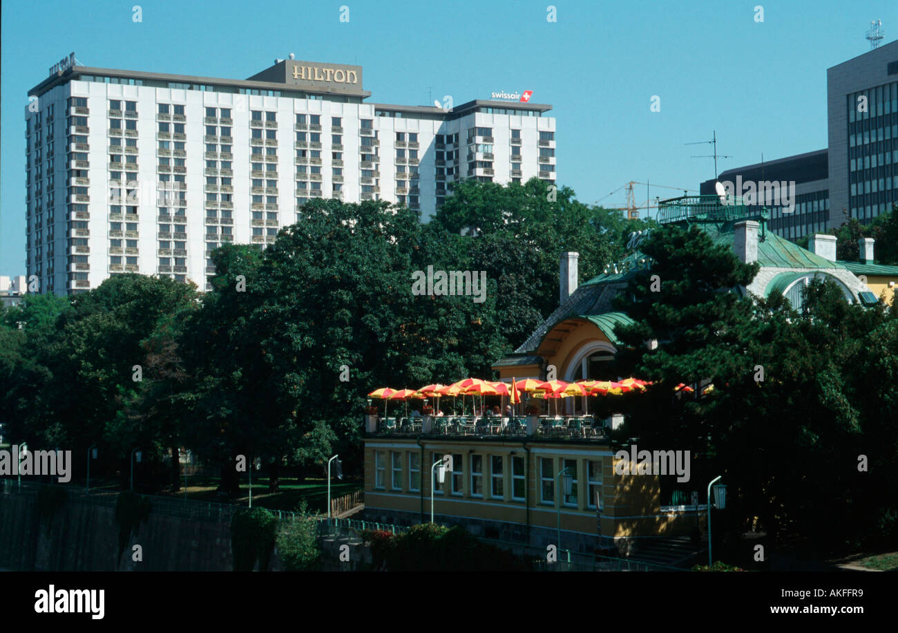 Blick Vom Stadtpark Über Den Wienfluss Auf Das Hotel Hilton Wien III Stockfoto