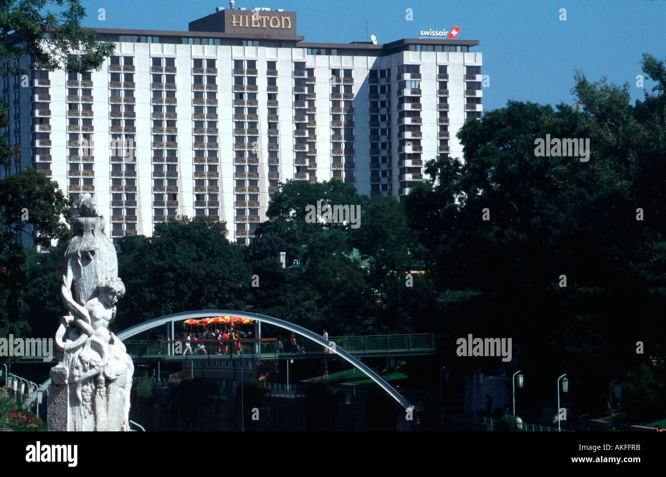 Blick Vom Stadtpark Über Den Wienfluss Auf Das Hotel Hilton Wien III Stockfoto