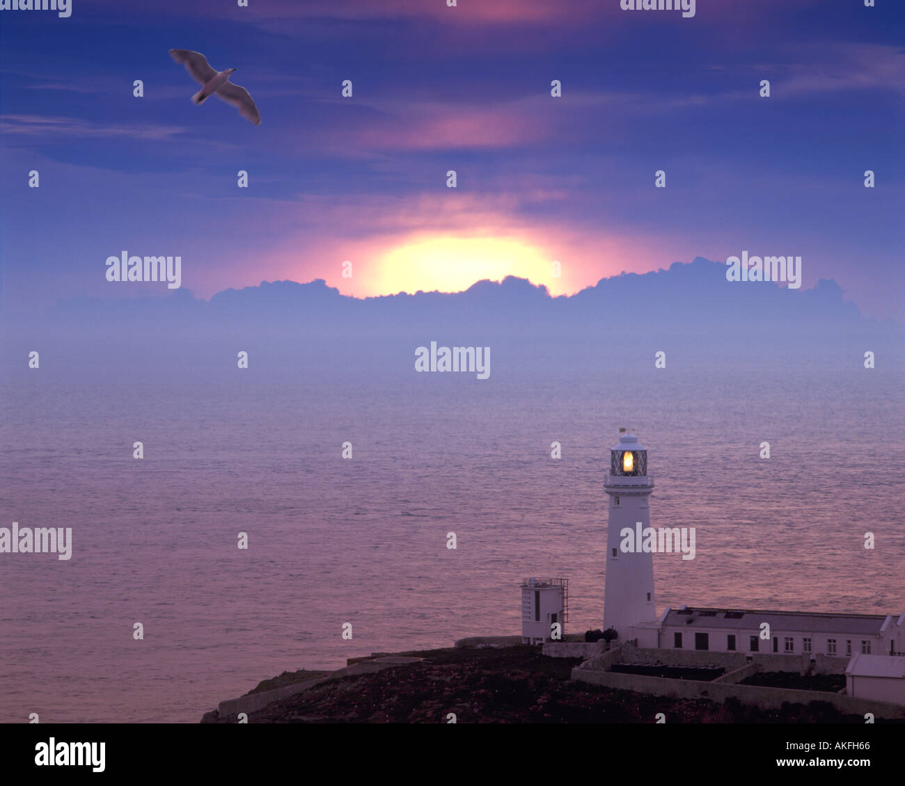 GB - WALES: Sonnenuntergang über South Stack Leuchtturm auf Anglesey Stockfoto
