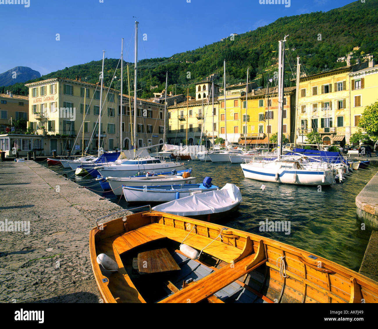 ES - Gardasee: Hafen von Gargnano Stockfoto