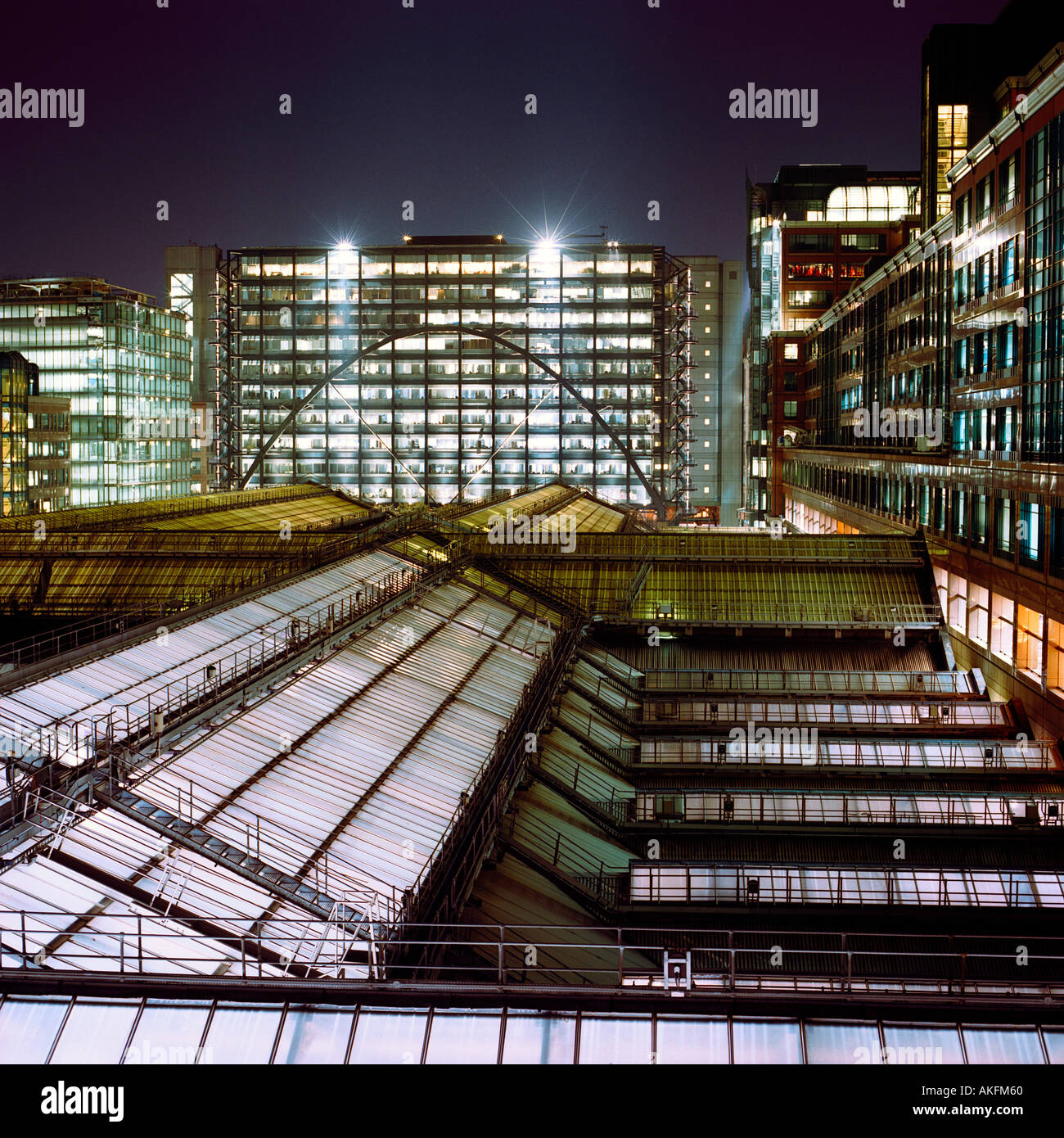 Nachtaufnahme von oben auf dem Glasdach des Bahnhofs Liverpool Street, London 2003; inkl. Bishopsgate und Broadgate Büroblöcke Stockfoto