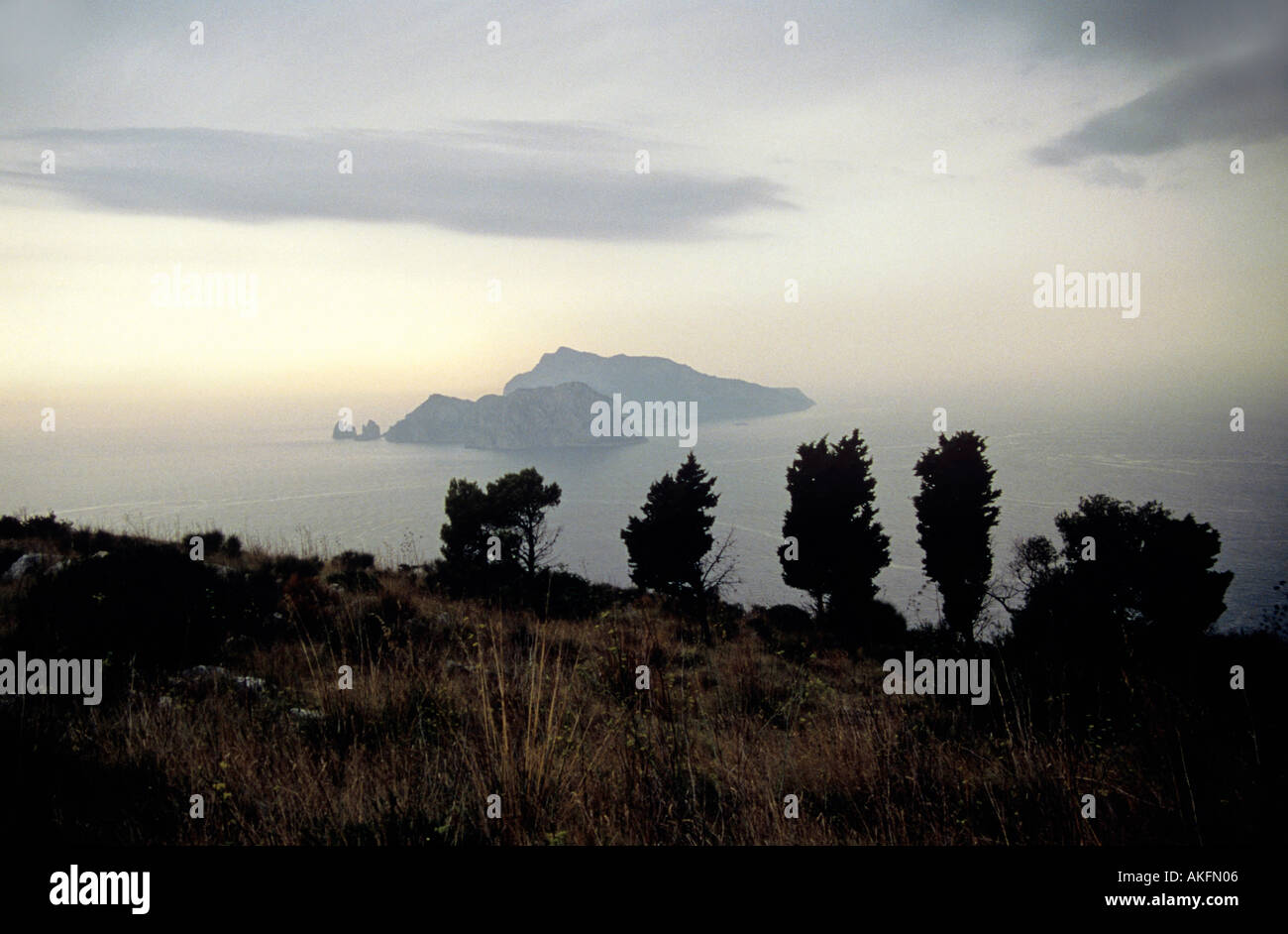 Blick von Sorrent Halbinsel zur Insel Capri am Abend Region Golf von Neapel in Kampanien Italien Stockfoto