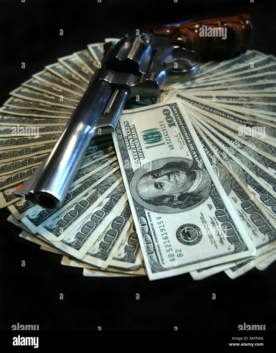 Handpistole oben auf hundert-Dollar-Scheine isoliert auf weißem Hintergrund Stockfoto