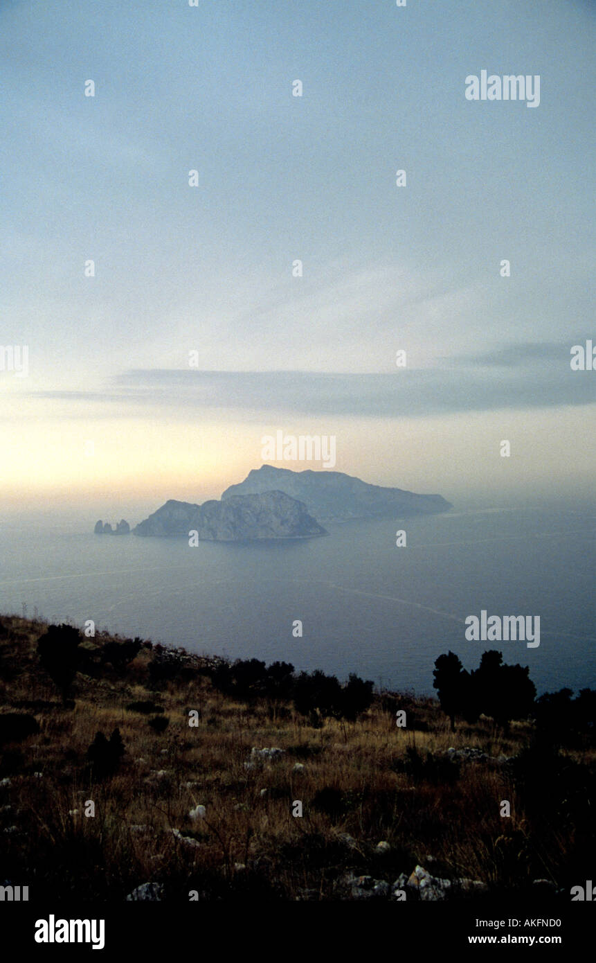 Blick von Sorrent Halbinsel zur Insel Capri am Abend Region Golf von Neapel in Kampanien Italien Stockfoto