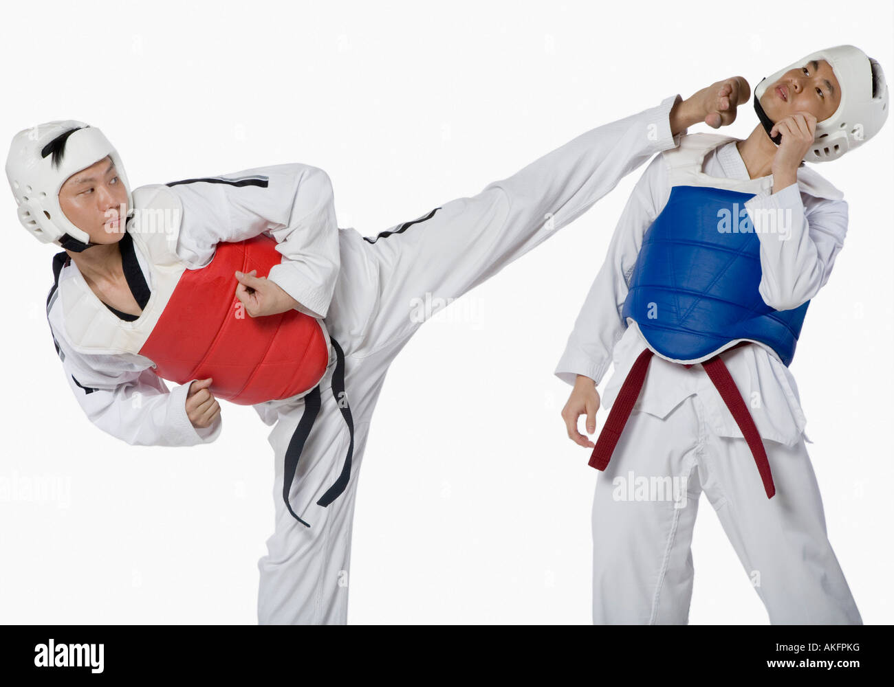 Nahaufnahme eines Mitte erwachsenen Mannes üben Kickboxen mit einem jungen Mann Stockfoto