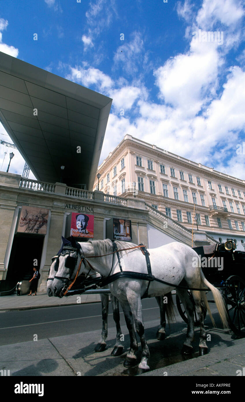 Österreich, Wien, Albertinaplatz, Fiaker Vor Dem Palais Erzherzog Albrecht (Albertina) Stockfoto