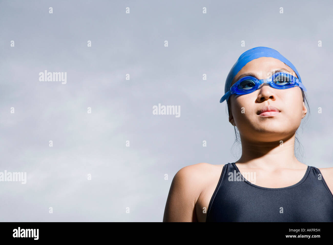 Nahaufnahme von einer jungen Frau mit Schwimmbrille Stockfoto