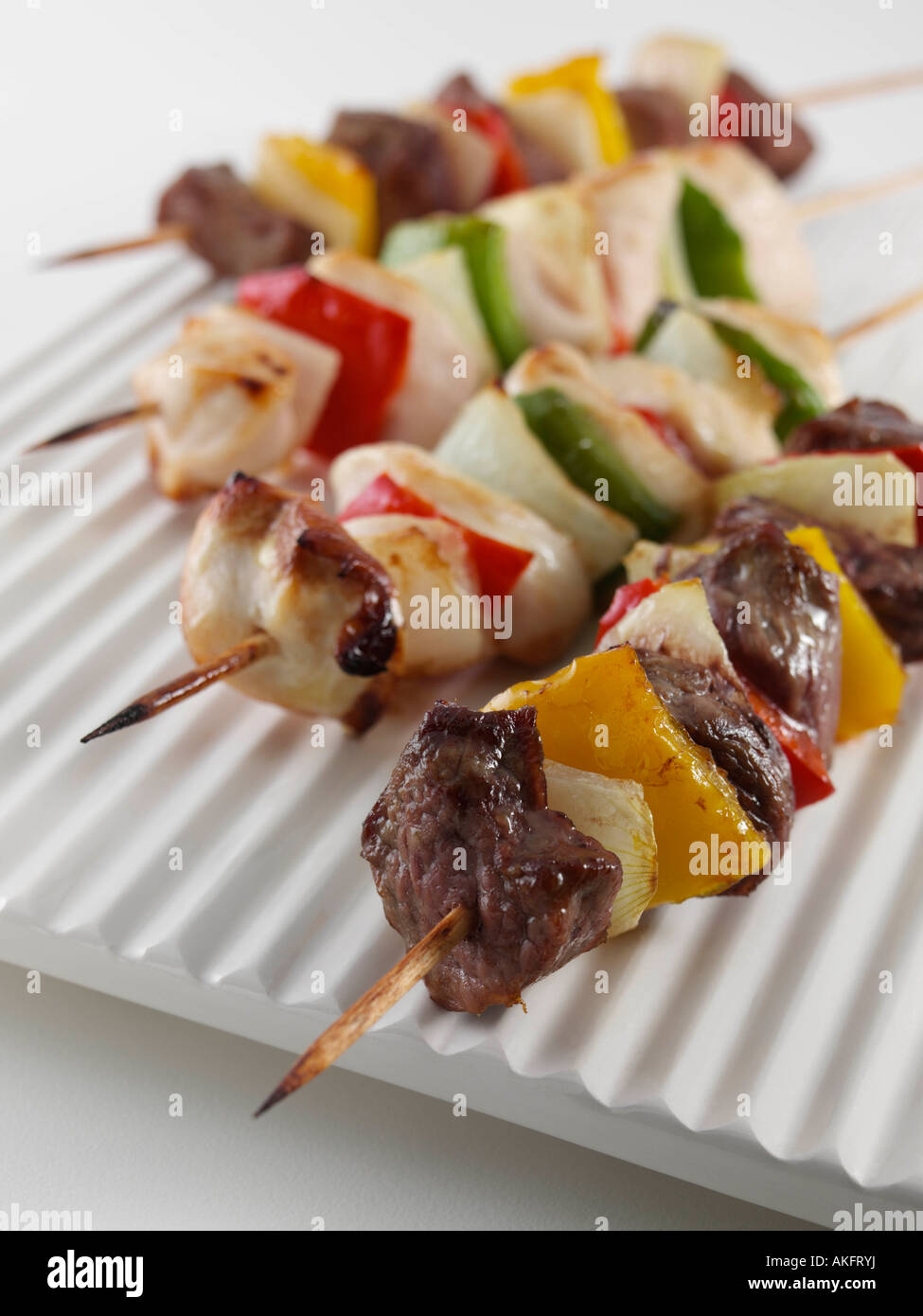 Huhn und Lamm Kebabs Spieße redaktionelle Essen Stockfoto