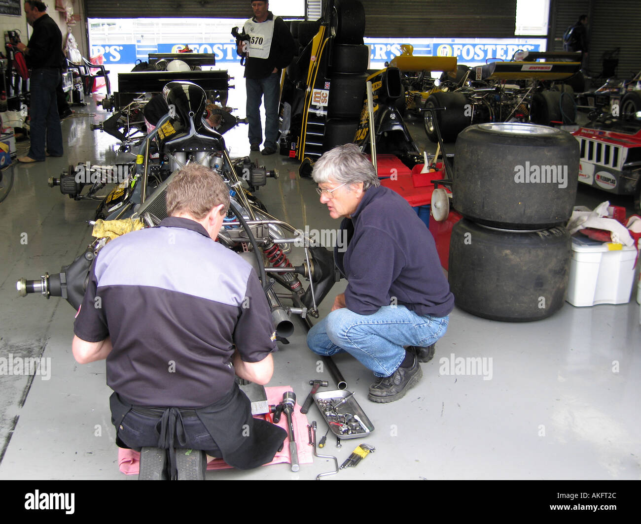 Mechaniker arbeiten auf Lola T332 Formel 5000 Rennwagen in Silverstone Stockfoto