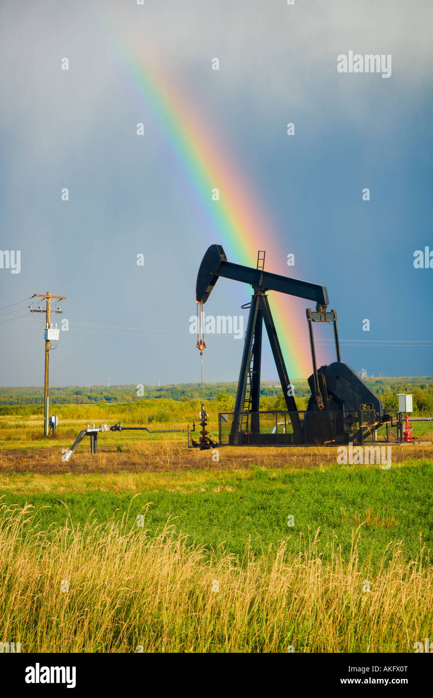 Wolken und Regenbogen über Prairie Ölpumpe Stockfoto