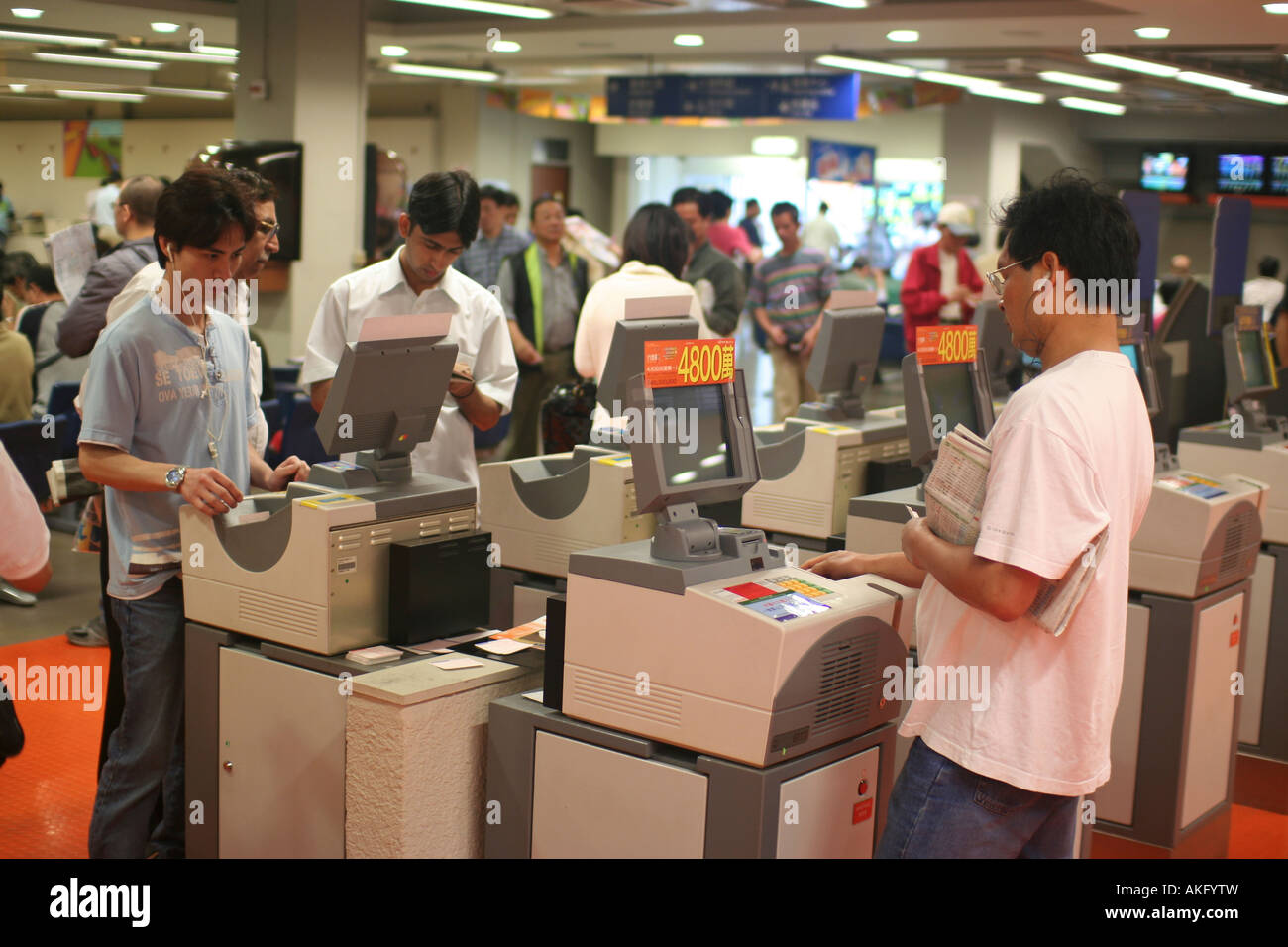 Finale Wetten platziert über elektronischen Automaten am Sha Tin Racecourse in Hong Kong Stockfoto