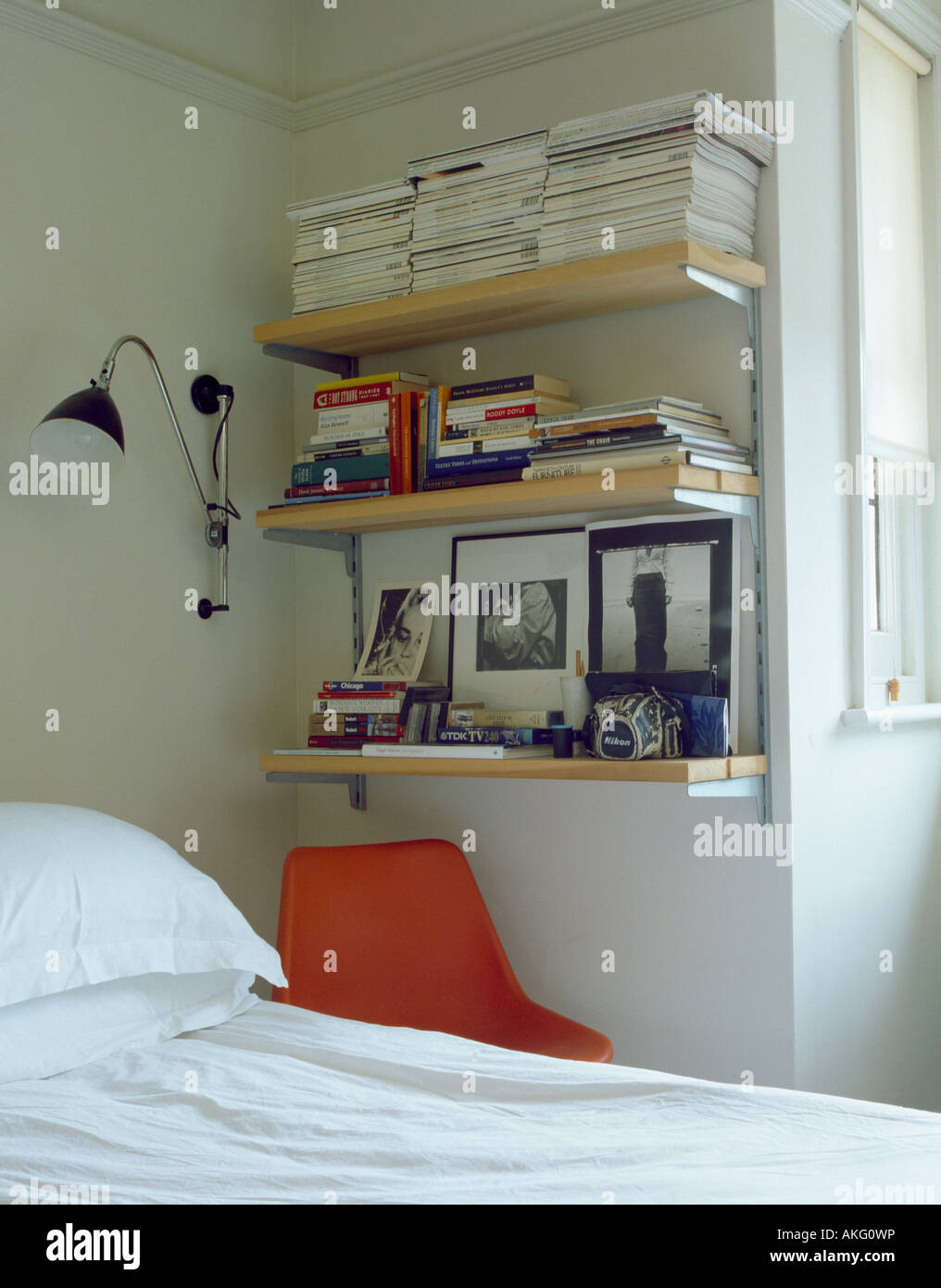 Wandleuchte neben Bücherregale Ecke von Schlafzimmer über dem Bett  Stockfotografie - Alamy