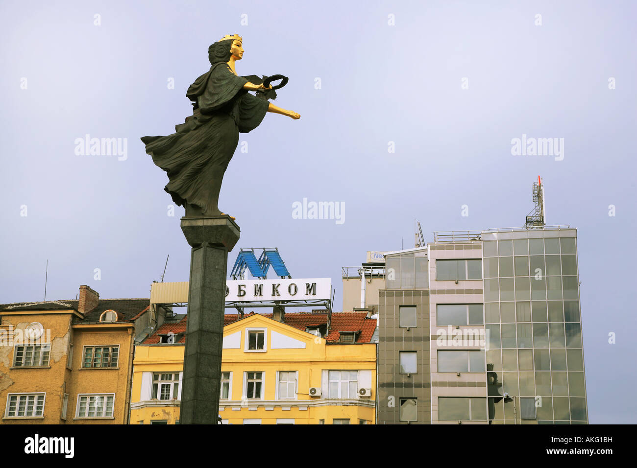 Die Statue von Sofia Bewachung und Schutz von Sofia in Bulgarien die Symbole repräsentieren Ruhm und Weisheit Stockfoto