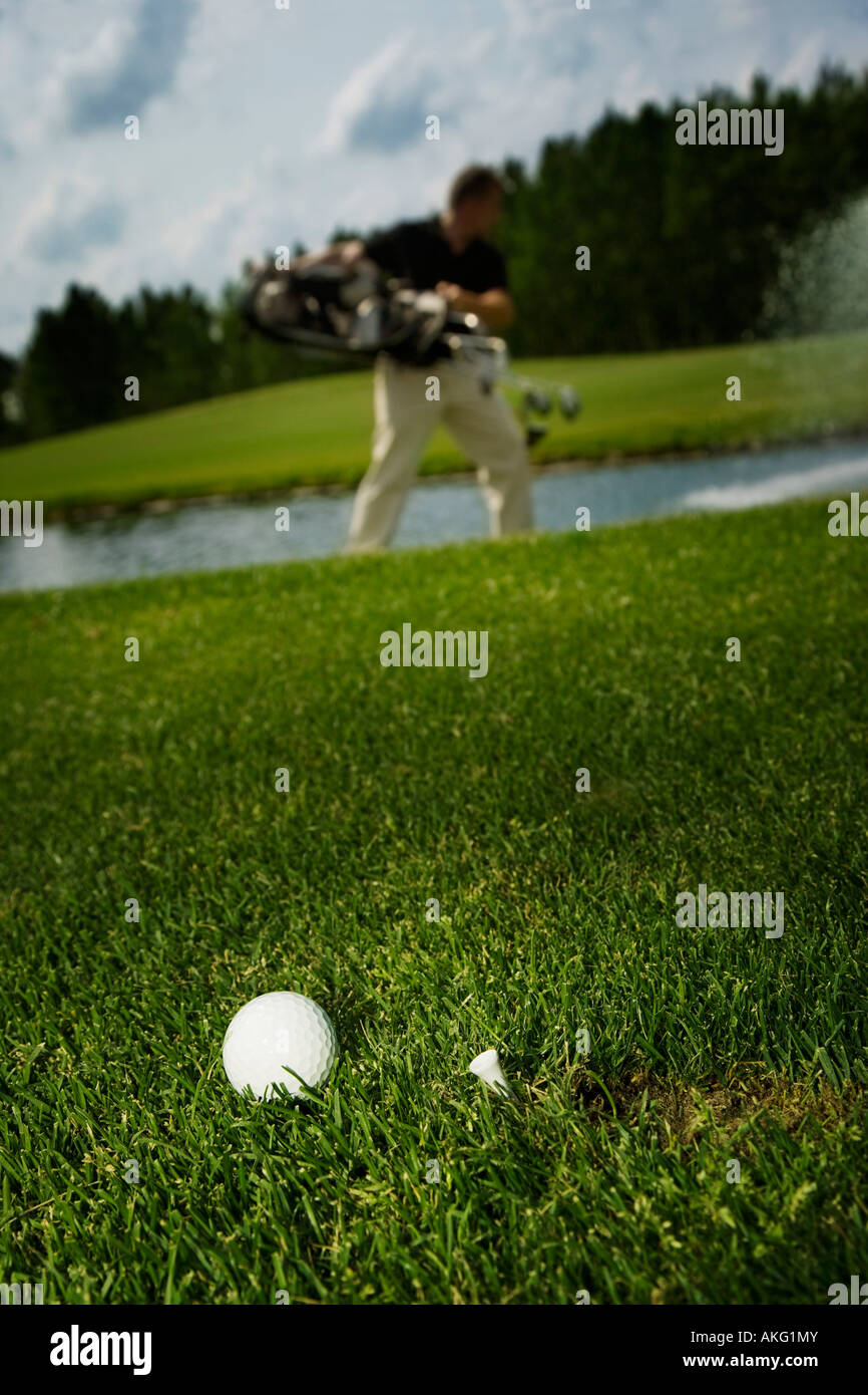 Golfball und Golfer im Hintergrund Stockfoto