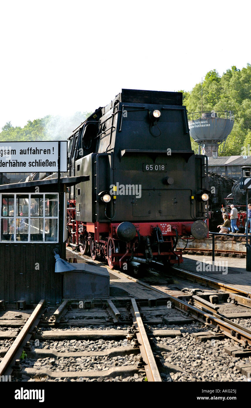 Lok auf der Drehscheibe in Bochum Eisenbahnmuseum (größte Länder) in Deutschland. Stockfoto