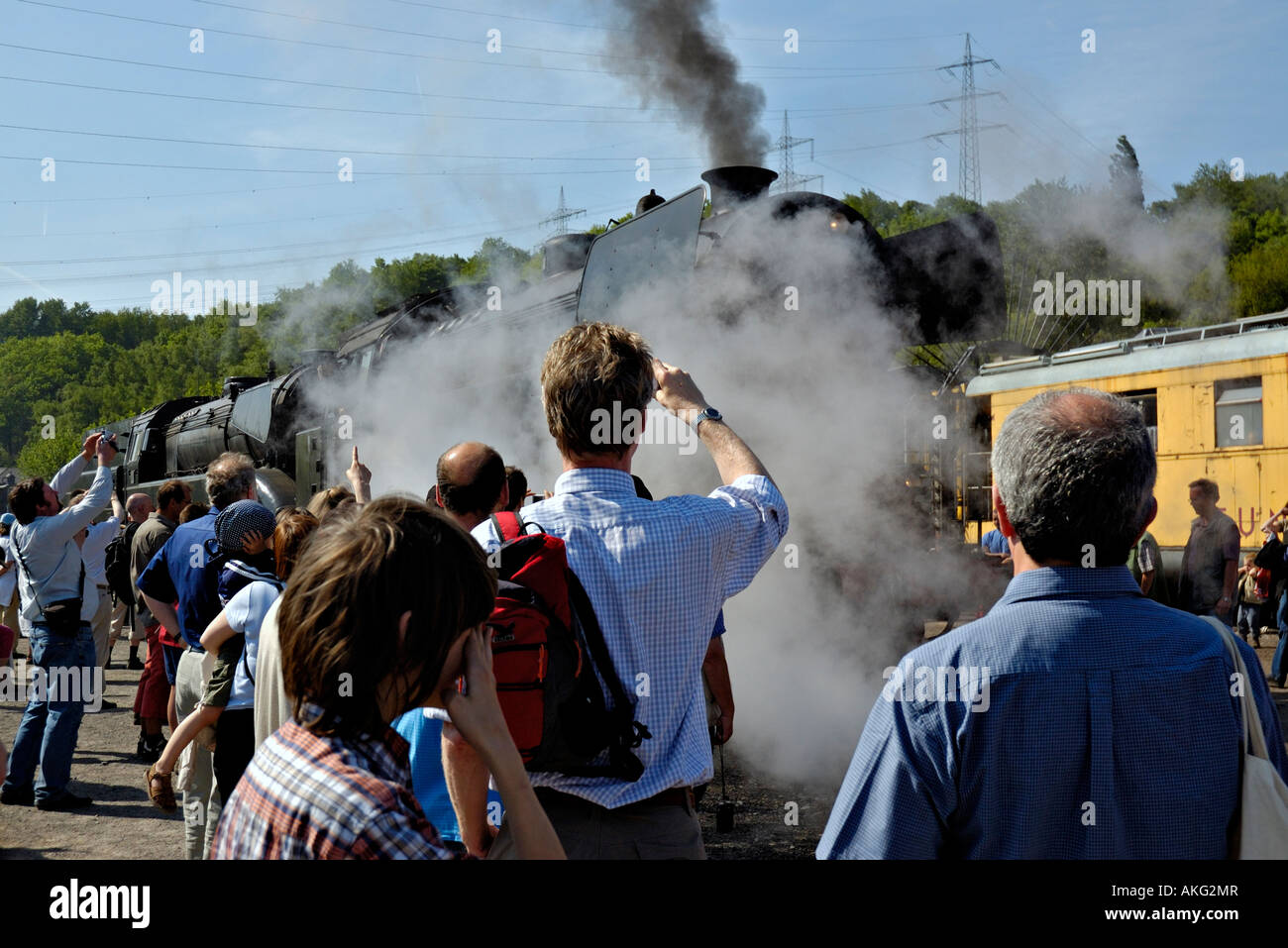 Besuchern Bochum Eisenbahnmuseum in Deutschland bewundern Dampflokomotiven. Stockfoto
