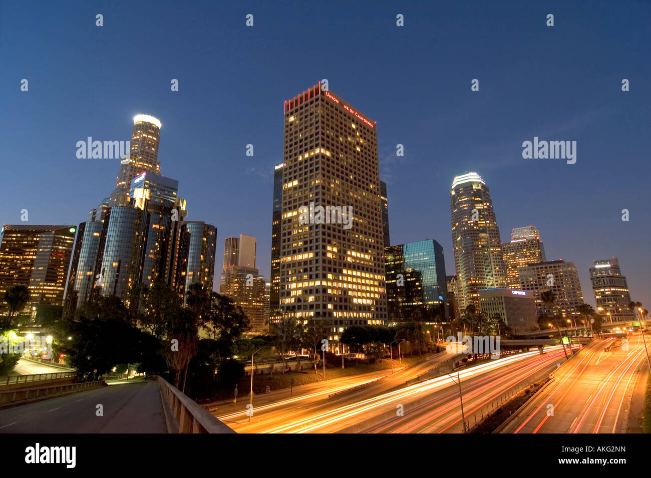 Die Innenstadt von Los Angeles, Kalifornien in der Abenddämmerung mit den 110 Autobahnverkehr durch Beschleunigung. Stockfoto