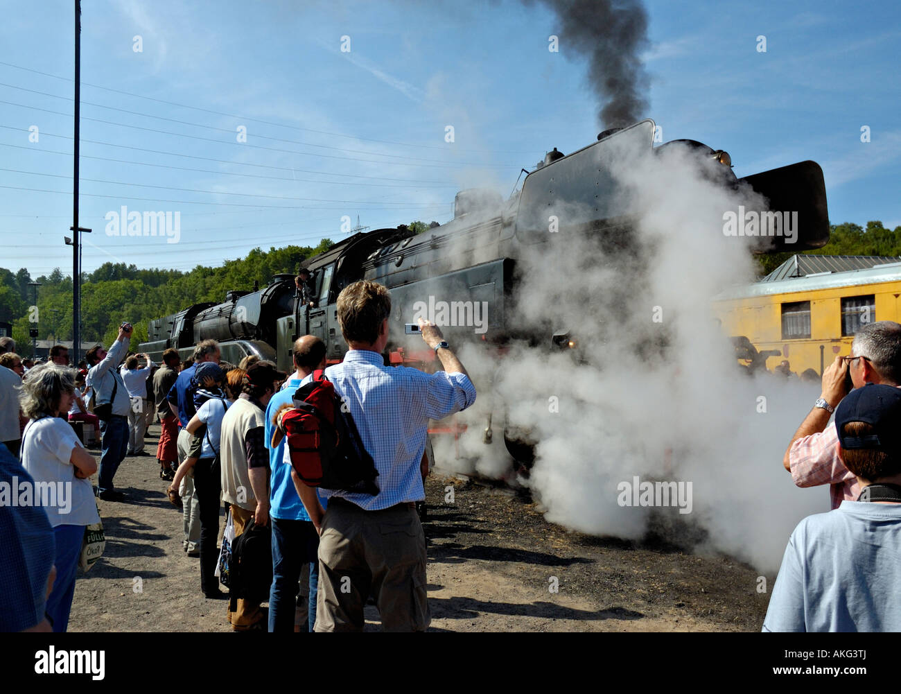 Besuchern Bochum Eisenbahnmuseum in Deutschland bewundern Dampflokomotiven. Stockfoto