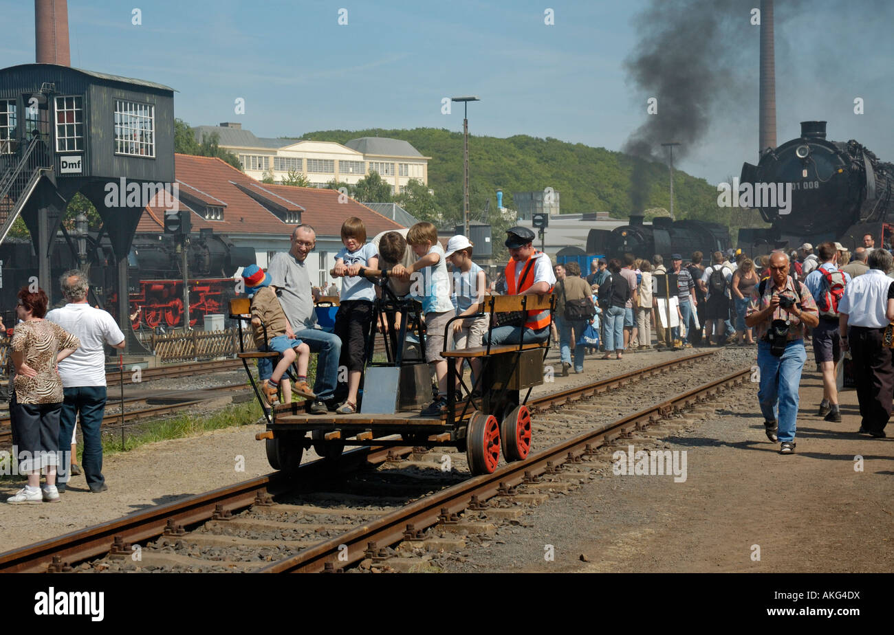 Kinder und Erwachsene einen Eisenbahn-Trolley im Eisenbahnmuseum Bochum, Deutschland in Betrieb. Stockfoto