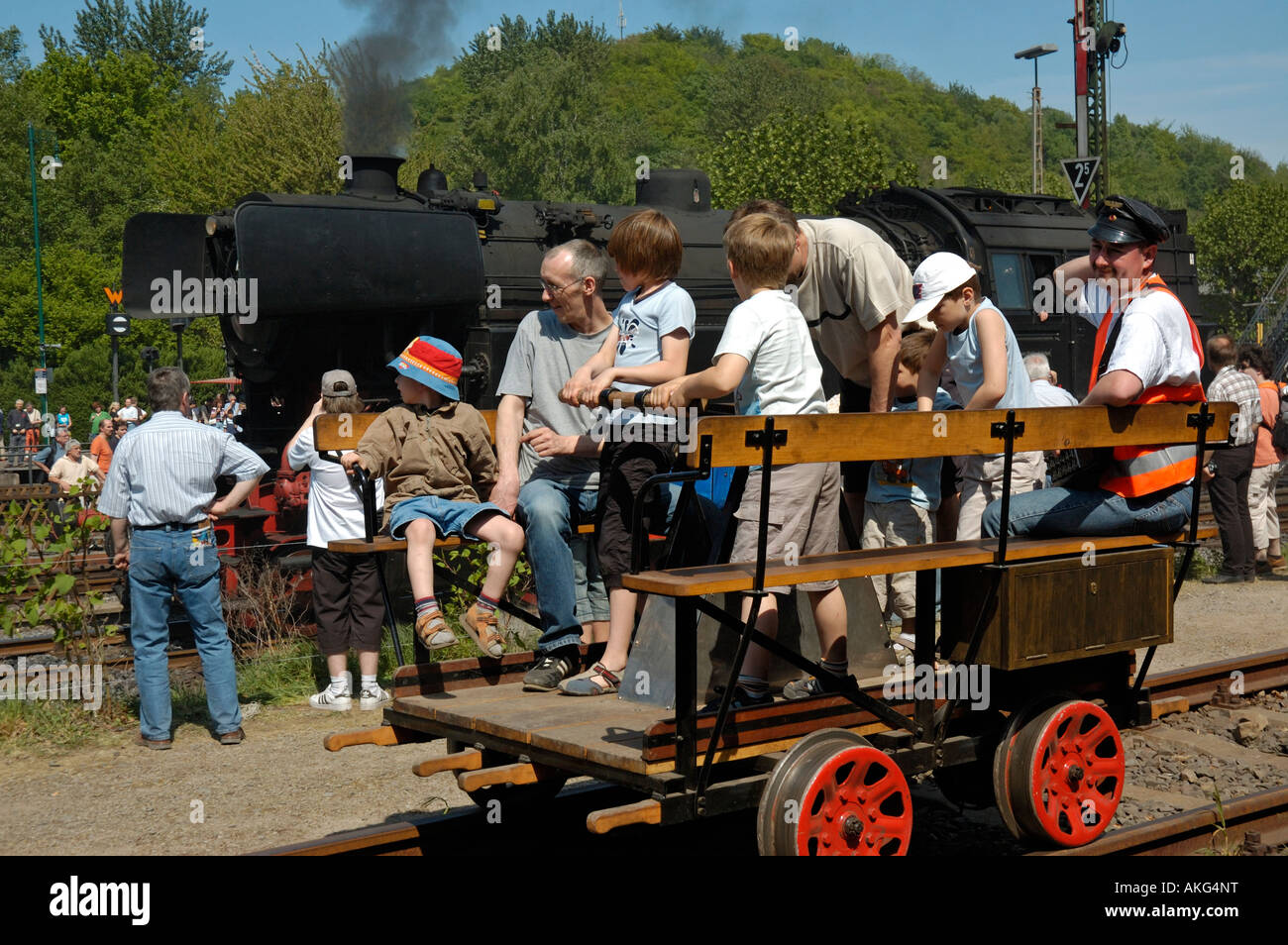 Kinder und Erwachsene einen Eisenbahn-Trolley im Eisenbahnmuseum Bochum, Deutschland in Betrieb. Stockfoto