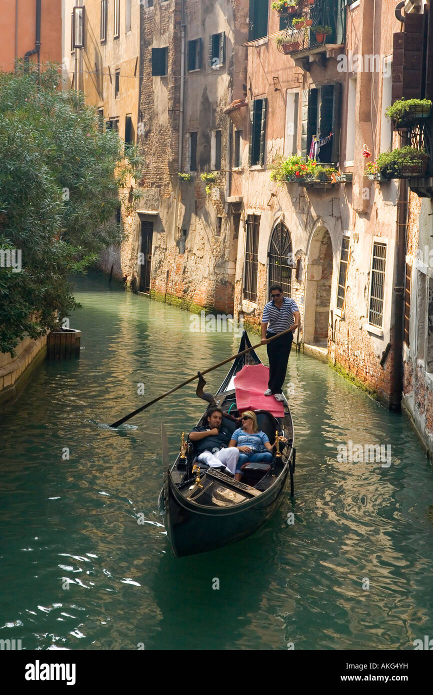 Gondoliere Rudern Touristen aller Seitenkanäle in Venedig Veneto Italien Europa EU Stockfoto