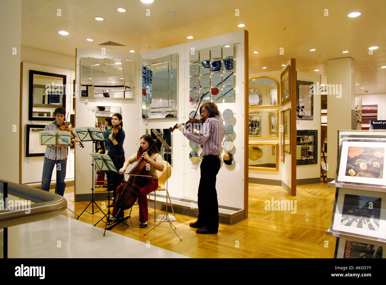 Zeichenkette-Quartett spielt bei der Eröffnung der neuen John Lewis Department Store in Cambridge England Stockfoto