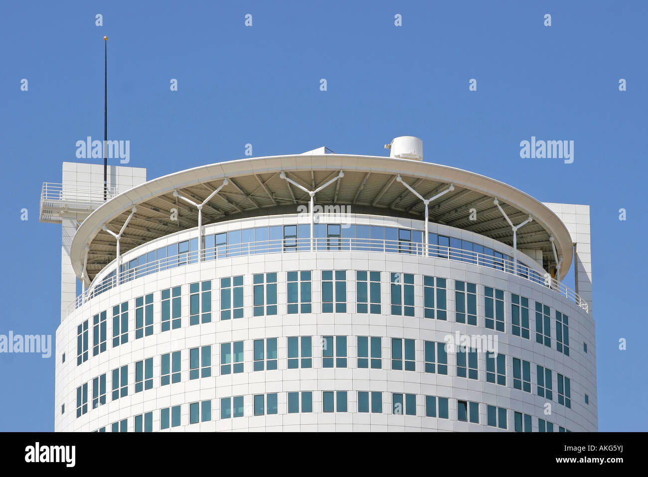 Runde Bürogebäude gegen ein strahlend blauer Himmel Stockfoto