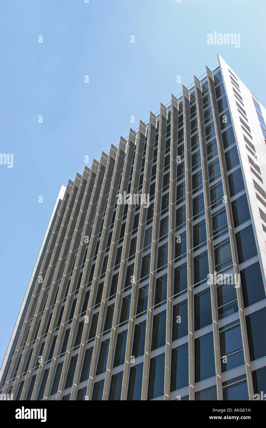 große schwarze Bürogebäude gegen ein strahlend blauer Himmel Stockfoto