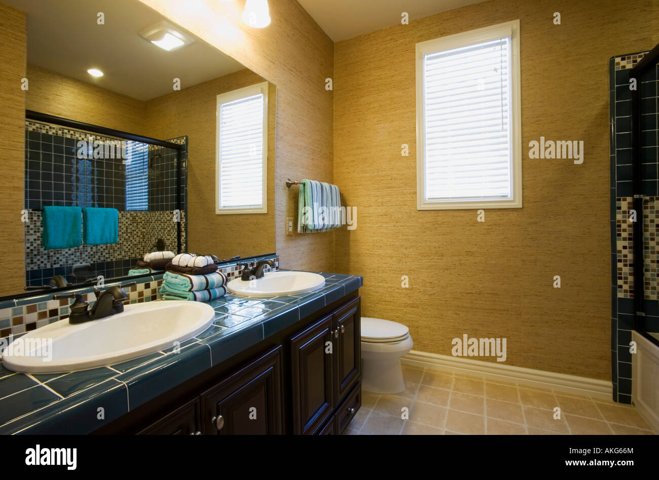 Badezimmer mit zwei Waschbecken und Fliesenboden. Stockfoto