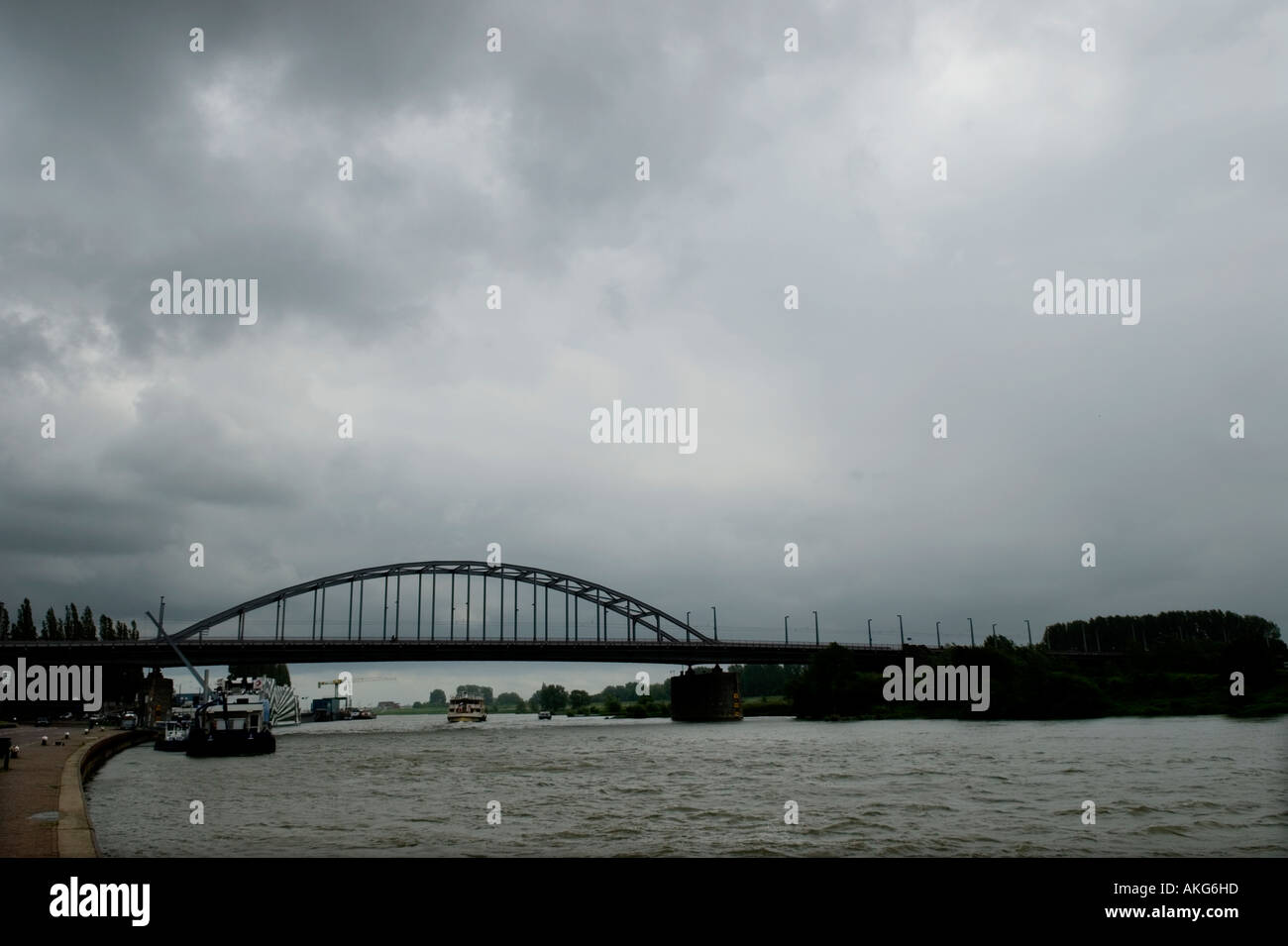 HOLLAND. BRÜCKE VON ARNHEIM ÜBER DEN RHEIN.  2006 Stockfoto